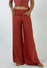 Pantalón de lino color ladrillo, de corte palazzo y tiro alto.