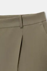 Bermudas de tiro alto con diseño de pinzas en el delantero, bolsillos laterales y cierre frontal con cremallera y gancho metálico.