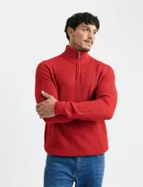 Sweater de punto inglés color verde, con cuello alto y cierre frontal parcial metálico. Diseño de manga larga con puños y ruedo acanalados.
