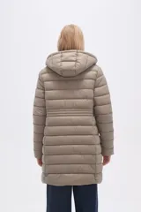 Campera acolchada color beige, de corte largo, con capucha y cierre frontal con cremallera.