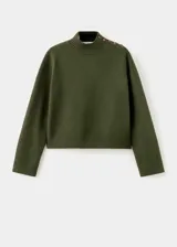 Jersey de punto medio color verde oscuro, diseño recto, cuello perkins y manga larga.