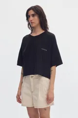 Remera cropped de algodón con efecto lavado, cuello redondo, mangas cortas y bordado "PASTICHE" en el pecho.
