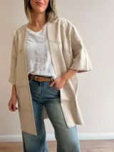 Kimono oversize de tacto suave efecto gamuza, color beige, con mangas amplias tres cuartos y costuras pespunteadas decorativas en contraste a lo largo de la prenda.