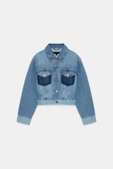 Cazadora corta de denim con cuello solapa y manga larga. Presenta un diseño de lavado combinado a contraste, con bolsillos de plastrón con solapa en el pecho y cierre frontal con botones metálicos.