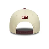 Gorro New Era 9FORTY ajustable, con corona de color beige claro y visera curva de color bordó. Presenta el logo de los New York Yankees bordado en hilo bordó en el panel frontal.