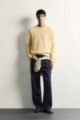 Jersey de punto regular fit, confeccionado en una mezcla de lana y cashmere, con cuello redondo, manga larga y terminaciones en rib.