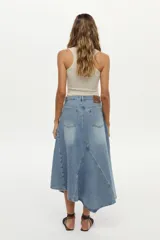 Falda midi de denim celeste con diseño de paneles y tajo frontal.