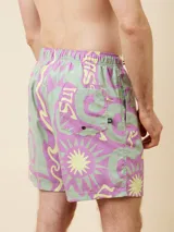 Short de baño celeste con estampado de soles y texto en amarillo.