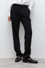 Pantalón slim sastrero negro, de corte recto y tiro medio.