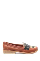 Mocasín plateado de cuero con detalle de vincha y suela plana color madera.