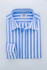 Camisa de vestir a rayas verticales celestes y blancas, de corte clásico, con cuello italiano y puños abotonados.