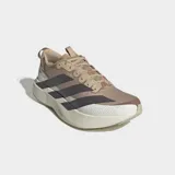 Championes de running Adidas modelo Adizero Evo SL ATR, color beige con las tres tiras características en tono oscuro y suela de plataforma amortiguada blanca.