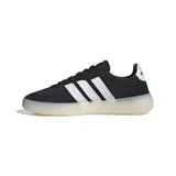 Championes Adidas modelo Barreda, de diseño urbano con puntera en T. Presentan una combinación de ante y nailon en color negro, con las icónicas tres tiras laterales en blanco y una suela de goma translúcida con efecto acolchado.