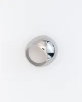 Anillo plateado tipo chunky, fabricado en acero quirúrgico hipoalergénico PVD.