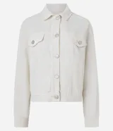 Campera tipo trucker de sarga en color blanco, con cuello clásico, cierre frontal de botones metálicos, bolsillos con solapa en el pecho y recortes delanteros.