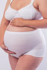 Bombacha maternal de tiro alto, confeccionada en lycra reforzada con elástico regulable en la cintura y pieza inferior diseñada para sujetar la pancita. Cuenta con fundillo de algodón.