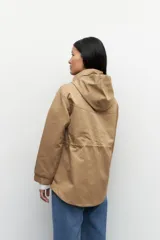 Campera negra tipo piloto con puños elastizados, cordón ajustable en la cintura, cuello alto y capucha.