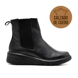 Bota corta de cuero negro con elásticos laterales, plataforma y taco corrido.