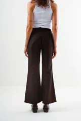 Pantalón de vestir color marrón oscuro, de corte recto y tiro medio, con diseño de pierna ancha.