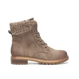 Borcego color taupe de símil gamuza, con caña media y cuello tejido con textura trenzada. Presenta cordones al tono con ojales metálicos, cierre interno, lengüeta acolchonada, punta redondeada, taco bajo símil madera y suela de goma antideslizante.