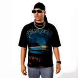 Remera negra de corte oversize con estampa frontal de estilo gráfico que representa una carretera nocturna con luces de vehículos en movimiento y tipografía gótica.