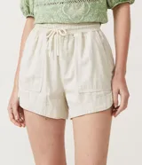 Short runner color beige, de cintura media con elástico y lazo ajustable. Confeccionado en algodón y lino, con bolsillos laterales.