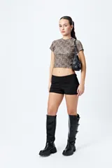 Short negro de punto con textura acanalada.