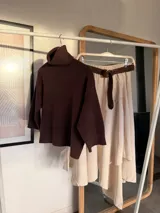Sweter de punto con cuello alto tipo polera, de calce holgado y mangas tres cuartos con puños acanalados.