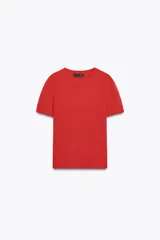 Jersey de punto de cashmere con cuello redondo y manga corta, con terminaciones en rib en cuello, mangas y ruedo.