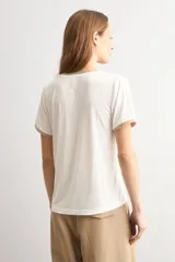 Remera negra de manga corta con escote en V y sutil detalle de lurex brillante en el cuello y las mangas.