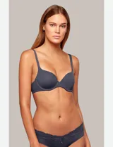 Soutien de lycra color gris con aro y copa con forma, marca Montelle. Breteles fijos con largo regulable.