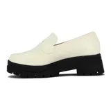 Mocasines de cuero sintético color negro con suela track de plataforma dentada.