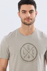Remera de manga corta con estampa central tono sobre tono de inspiración vintage, cuello redondo y corte clásico.