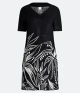 Vestido tipo t-shirt negro con estampado de follaje blanco, escote en V y mangas cortas.