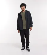 Campera rompevientos color verde oliva con capucha ajustable con cordón, cierre frontal con cremallera, bolsillos laterales con cremallera, puños con elástico y forro interior. Ligera y versátil, ideal para proteger del viento y la lluvia ligera.