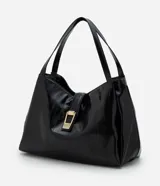 Bolsa tipo shopper de tamaño grande, confeccionada en poliuretano texturizado con acabado brillante. Presenta un diseño estructurado con correas fijas para el hombro, cierre superior mediante botón a presión y un detalle metálico decorativo en la parte frontal.