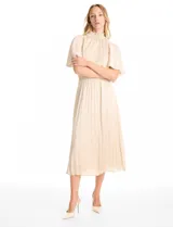 Vestido midi de satén color azul marino, con cuello alto y cintura elástica, ambos con detalle en punto smock. Presenta mangas cortas fluidas y falda plisada con caída ligera.