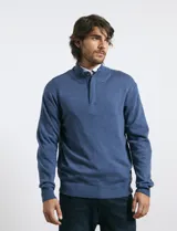 Sweater de punto color tostado, con cuello alto y cierre frontal parcial con botones. Diseño de manga larga con puños y ruedo acanalados.