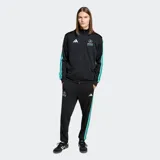 Pantalón deportivo Adidas de corte clásico, confeccionado en felpa francesa color negro. Presenta las icónicas tres tiras en color turquesa a los costados, el logo de Adidas en una pierna y el emblema de Mercedes-AMG Petronas en la otra. Incluye cintura con cordón de ajuste.