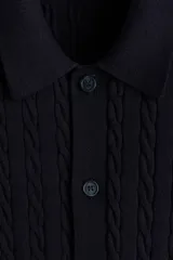 Camisa en punto trenzado de mezcla de algodón, modelo de manga corta con cuello, cierre frontal de botones y bajo recto con remate acanalado.