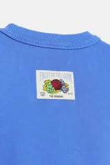 Sudadera azul con efecto lavado, cuello redondo y manga larga. Presenta un estampado frontal con el texto "Fruit of the Loom" y un gráfico de frutas.