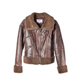 Campera tipo aviador de cuero sintético marrón con interior y detalles en corderito sintético al tono. Presenta cierre frontal, cuello solapa amplio y puños con borde de corderito.