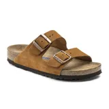 Sandalia Birkenstock modelo Arizona de dos correas ajustables con hebillas metálicas. Presenta capellada de gamuza color marrón, plantilla anatómica de corcho y suela de goma antideslizante.