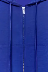 Sudadera azul con capucha ajustable con cordones, cierre frontal con cremallera, bolsillos delanteros de tipo canguro y manga larga.