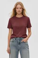 Remera de manga corta color bordó, con cuello redondo y calce holgado.