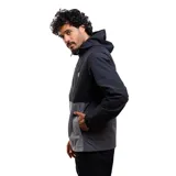 Campera cortaviento Maui and Sons con diseño bicolor en negro y gris oscuro. Cuenta con capucha ajustable con cordones, cierre frontal completo y puños elásticos. Presenta un pequeño logo en el pecho y está confeccionada en tejido resistente.