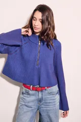 Sweater marrón de punto acanalado, con cuello alto, cierre frontal parcial con cremallera y manga larga.