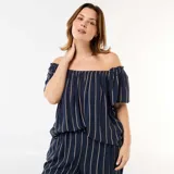 Blusa fluida de crepé azul marino con rayas verticales beige, de manga corta y escote off-shoulder con diseño fruncido.