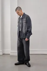 Pantalón de jean gris oscuro, corte amplio y tiro alto.