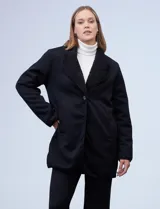 Cárdigan largo reversible color blanco. Un lado es de sherpa y el otro capitoneado. Tiene bolsillos delanteros.